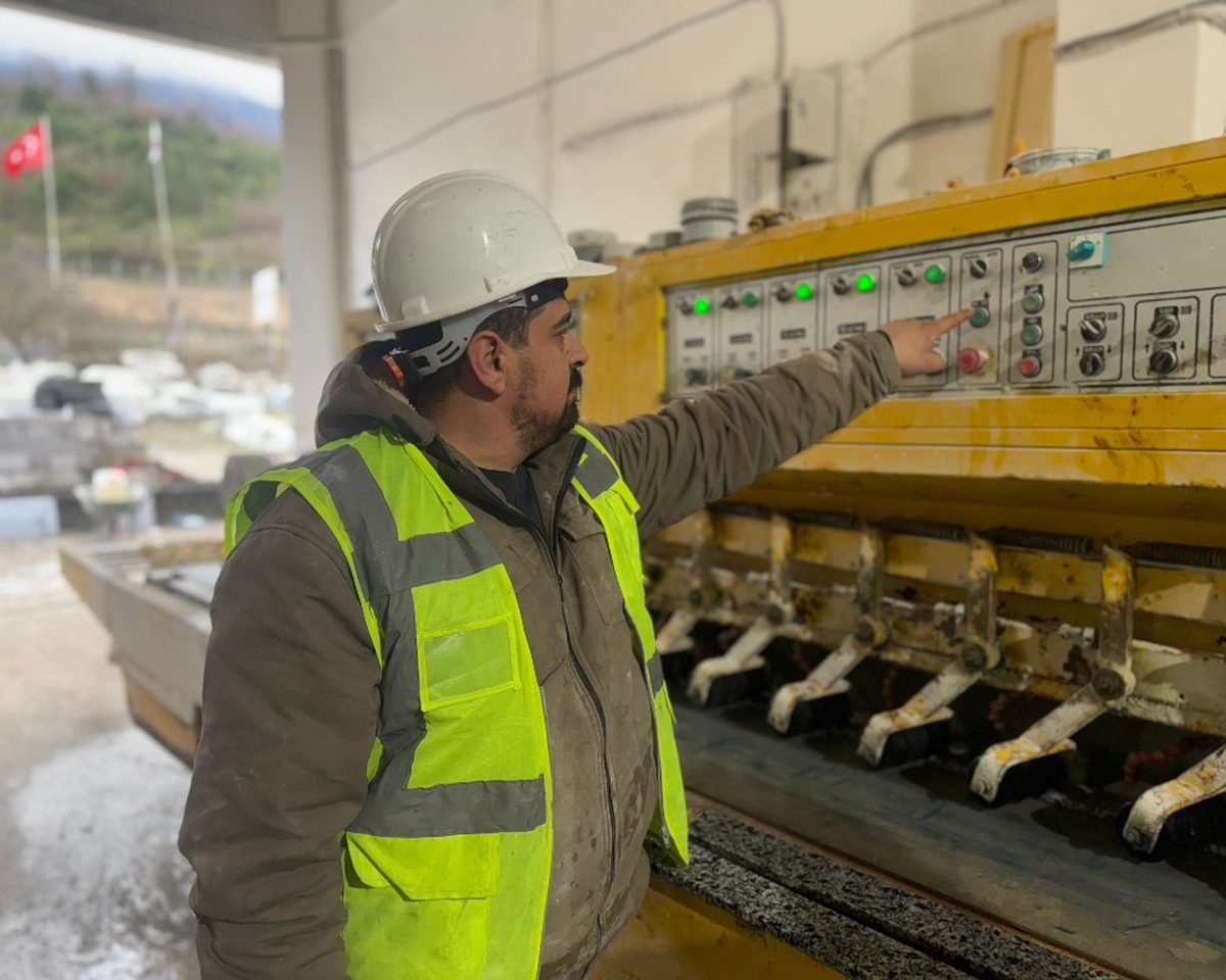 Öztürk Mermer fabrika çalışanı makine başında